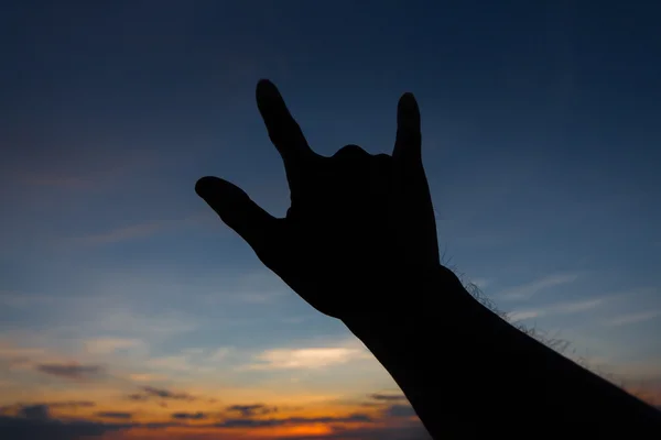 Te amo signo silueta mano forma en el cielo — Foto de Stock