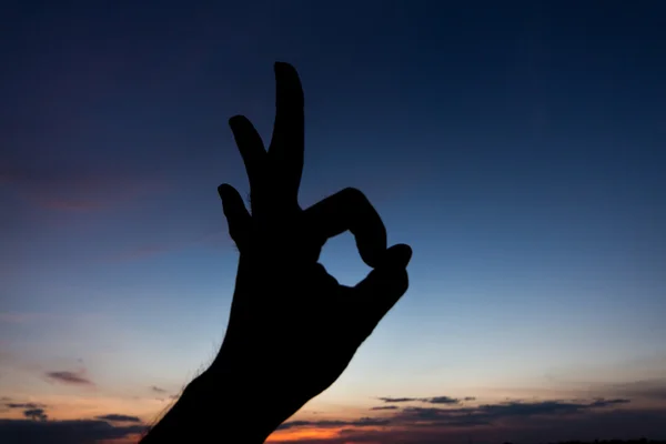 OK silueta de la mano forma en el cielo — Foto de Stock