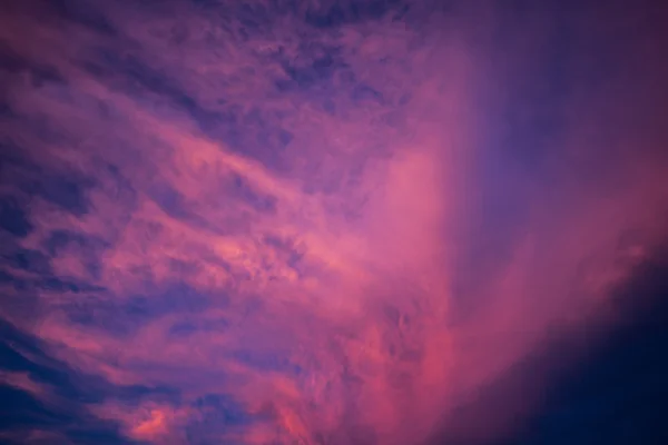 Nube roja en el crepúsculo —  Fotos de Stock