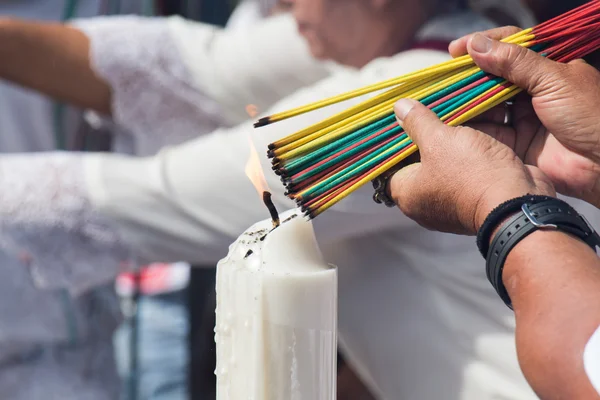 Räucherstäbchen verbrennen, um das Heilige anzubeten — Stockfoto