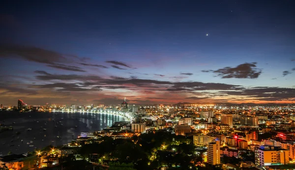 Pattaya cidade e mar em tempo crepúsculo, Tailândia — Fotografia de Stock