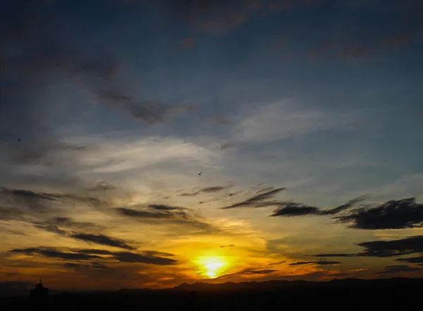 Salida del sol con hermoso cielo al atardecer —  Fotos de Stock