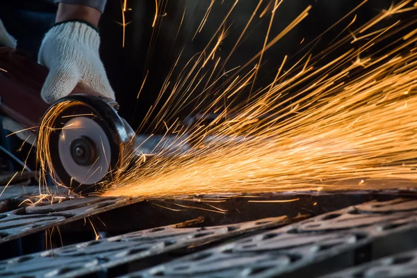 I lavoratori stanno tagliando l'acciaio per la riparazione vecchia porta — Foto Stock