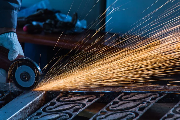 I lavoratori stanno tagliando l'acciaio per la riparazione vecchia porta — Foto Stock