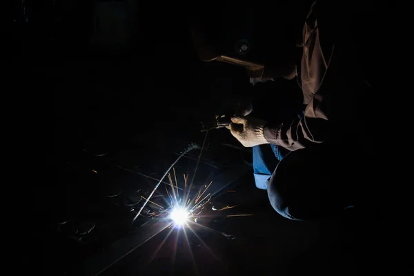 Worker are welding steel — Stock Photo, Image