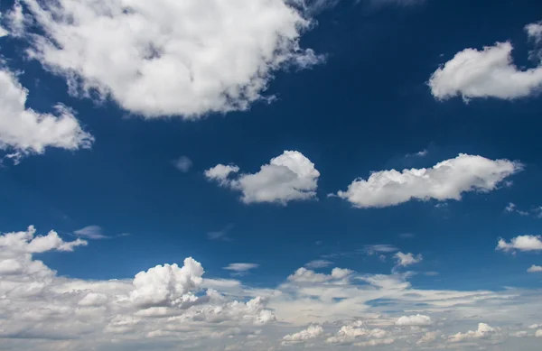 Bulutlu günlerde mavi gökyüzünde bulutlar — Stok fotoğraf