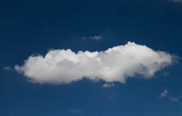 Nuages sur le ciel bleu par temps nuageux — Photo
