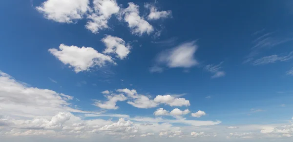 Nubes en el cielo azul en días nublados — Foto de Stock