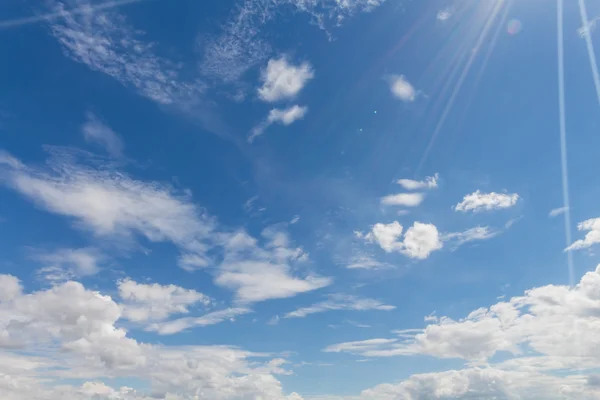 Lente llamarada en el cielo azul en días nublados — Foto de Stock