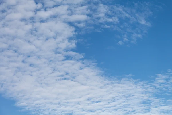 Nuvole sul cielo blu nelle giornate nuvolose — Foto Stock