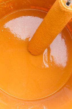 Plastik bin binayı boyamak için kullanılan turuncu.