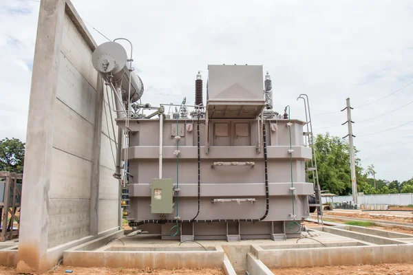 Macht transformator in sub station 115 kv tot 22 kv wachten in de bedrading — Stockfoto