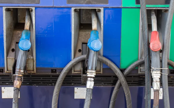 Ugelli della pompa di benzina in una stazione di servizio — Foto Stock