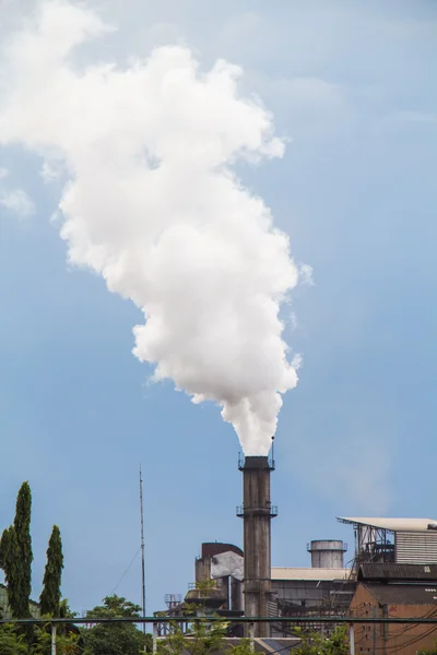 Fumo industriale dal camino al cielo — Foto Stock