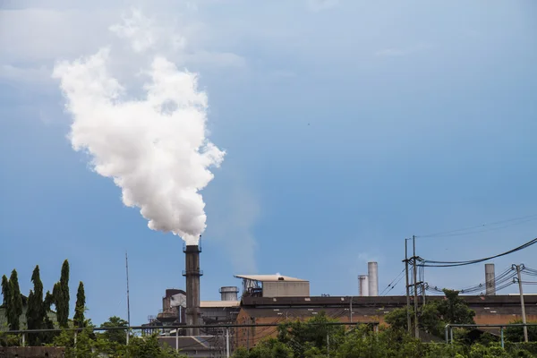 Fumo industriale dal camino al cielo — Foto Stock