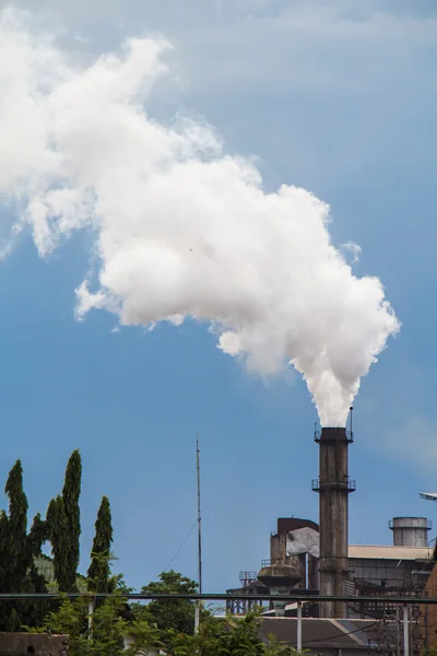 Fumo industriale dal camino al cielo — Foto Stock