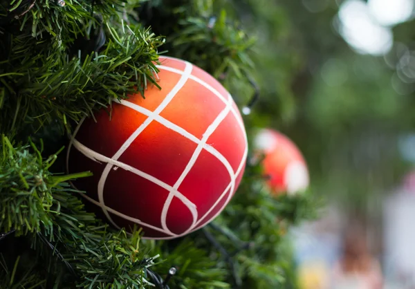 Palline di Natale decorative e albero di Natale Foto Stock