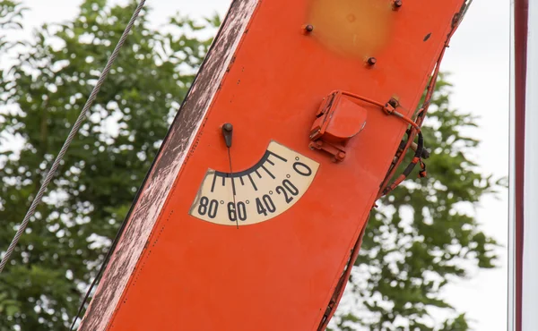 Indicateur de charge de la grue dans l'usine de construction — Photo