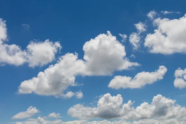 Wolken am blauen Himmel in bewölkten Tagen — Stockfoto
