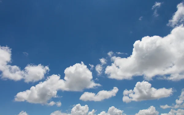 Nuvole sul cielo blu nelle giornate nuvolose — Foto Stock