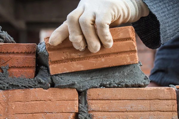 Blok gebouw muur op bouwmaterieel — Stockfoto