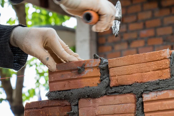 Costruzione muro mattone su impianto di costruzione — Foto Stock