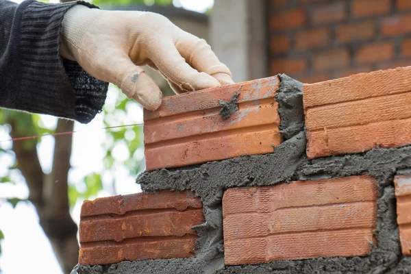 Membangun tembok bata pada pabrik konstruksi — Stok Foto