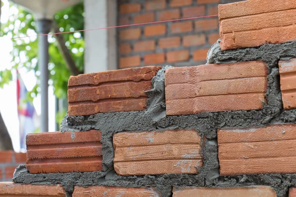 Ziegelsteinmauer auf Baustelle — Stockfoto