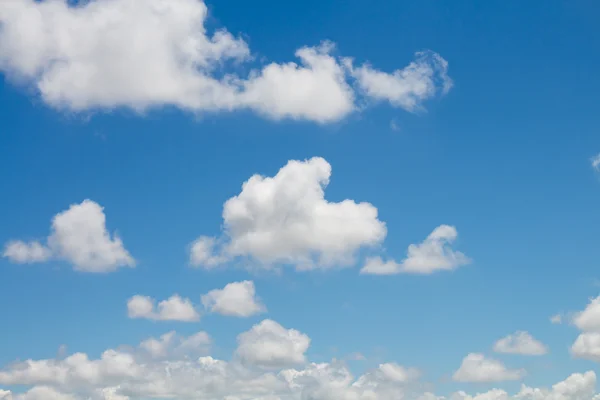 Nubes en el cielo azul en días nublados — Foto de Stock