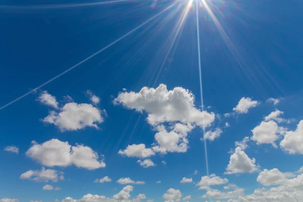 Nuvole sul cielo blu nelle giornate nuvolose — Foto Stock