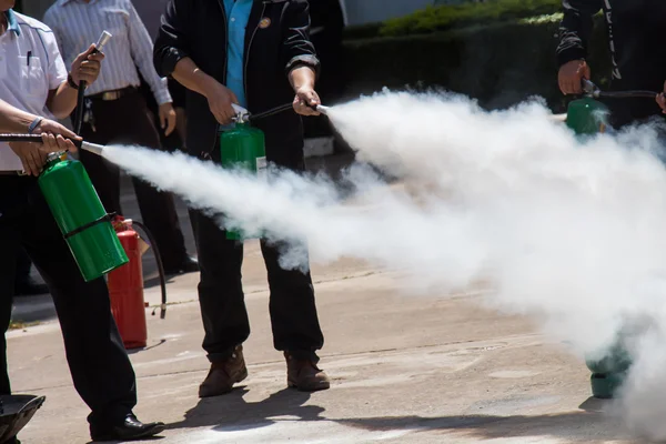 Istruttore che mostra come utilizzare un estintore su un allenamento — Foto Stock