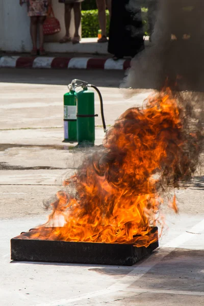 Flame in container op brandbestrijding veiligheidstraining — Stockfoto