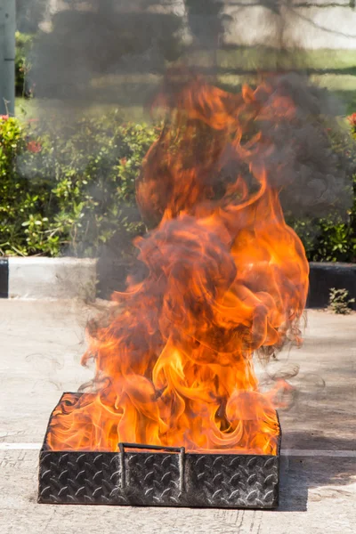 Plamen v kontejneru na požární bezpečnostní výcvik — Stock fotografie