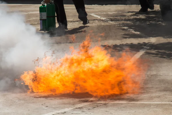 Flame in container op brandbestrijding veiligheidstraining — Stockfoto