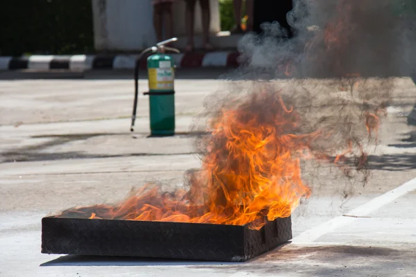 Flammen im Container bei Brandsicherheitstraining — Stockfoto