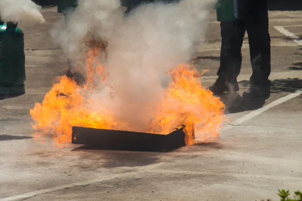 Flame in container op brandbestrijding veiligheidstraining — Stockfoto