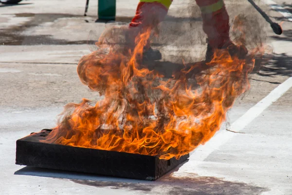 Flame in container op brandbestrijding veiligheidstraining — Stockfoto