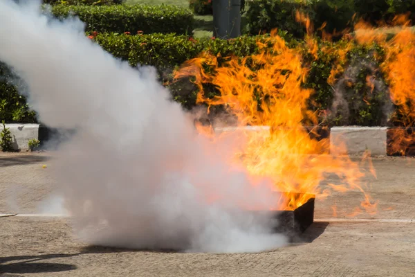 Flame in container op brandbestrijding veiligheidstraining — Stockfoto