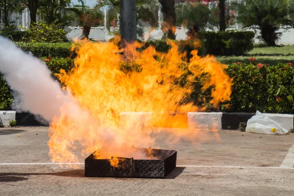 Flame in container op brandbestrijding veiligheidstraining — Stockfoto