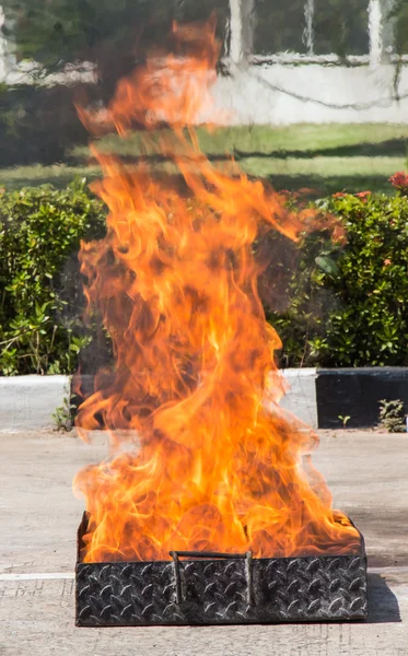 Flame in container op brandbestrijding veiligheidstraining — Stockfoto