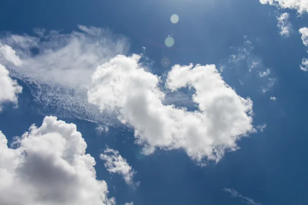 Cielo blu con sfondo nuvola — Foto Stock