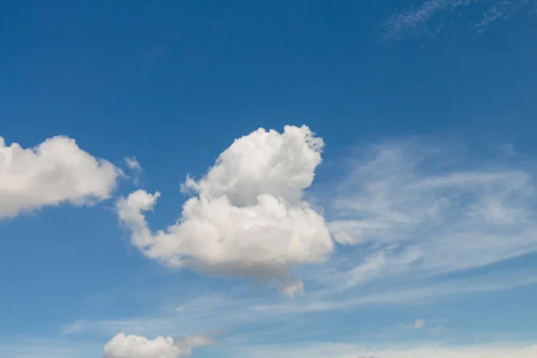 구름 배경 이 있는 푸른 하늘 — 스톡 사진