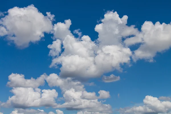 Blå himmel med moln bakgrund — Stockfoto