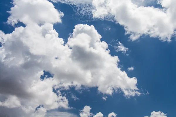 Blauer Himmel mit Wolkenhintergrund — Stockfoto