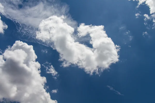 Blå himmel med moln bakgrund — Stockfoto