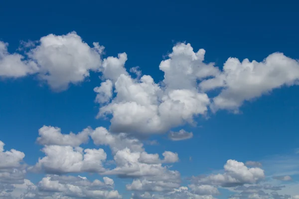 Nuages sur le ciel bleu par temps nuageux — Photo