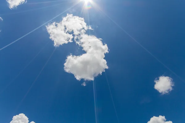 Luce del sole e nuvole sul cielo blu nelle giornate nuvolose — Foto Stock