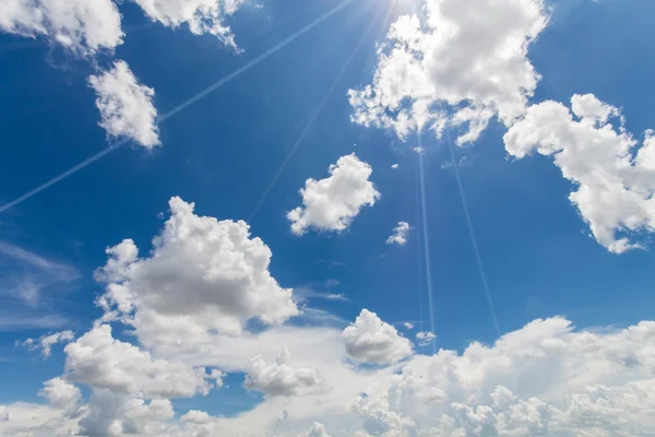 Slunce a mraky na modré obloze v zamračených dnech — Stock fotografie