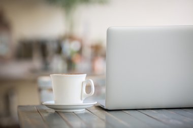 laptop ve kahve