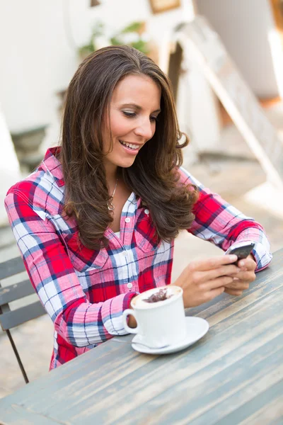Telefon komórkowy kawa kobieta — Zdjęcie stockowe